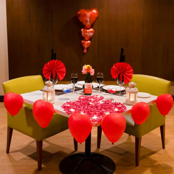 The ravishing romantic dinner at Ella has outstanding décor that you cannot miss