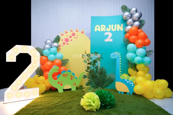 A joyful birthday celebration with our dinosaur adventure theme balloon décor will create lasting memories