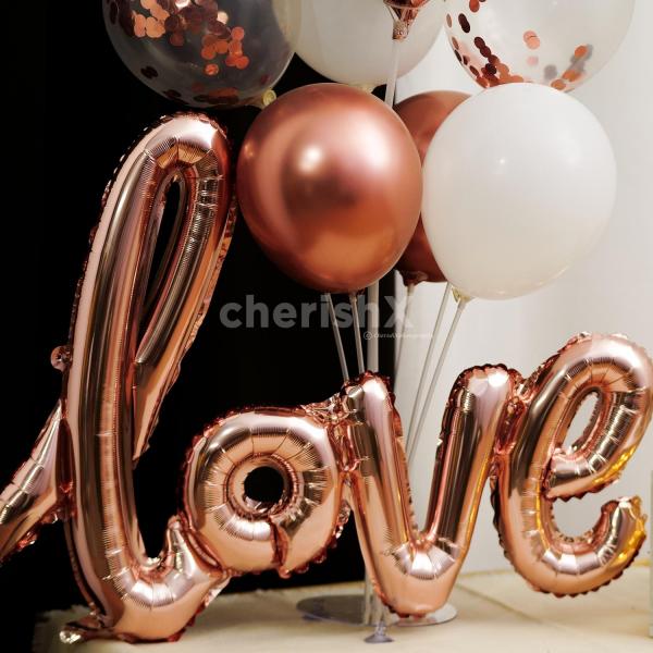 The rose gold balloons add a tinge of extravagance that your special ones will surely love