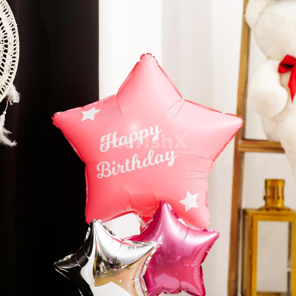 The pastel-pink-shaped balloon adds a unique elegance to this gifting item