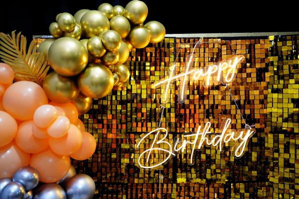 Transform any space into a stunning party venue with our Golden Extravaganza decoration, an explosion of golden hues and chrome balloons.