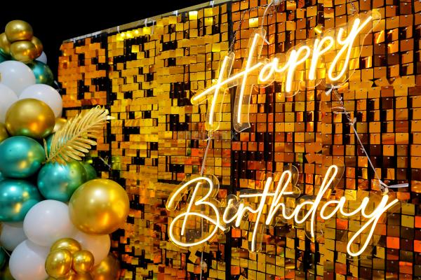 The sequin panel adds a touch of glamour and glitz to the Birthday Celebration decoration.
