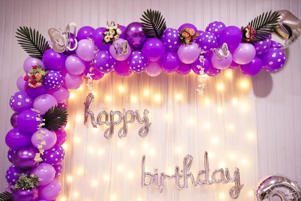 A combination of purple pastel, purple latex, purple polka dots, and purple chrome balloons makes the space look aesthetic.