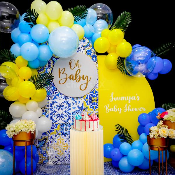 Dreamy arrangement of balloons in hues of yellow, white, and blue.5