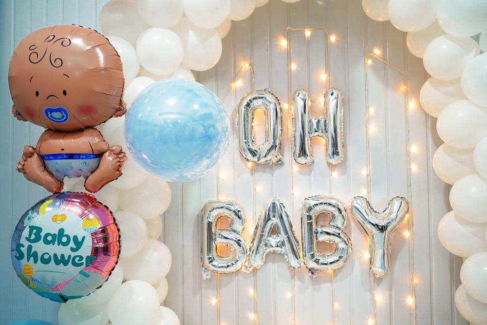 The white balloon backdrop with pastel foil balloons gives a breath of calmness.