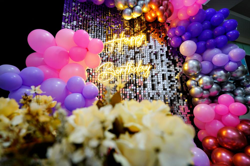 Add some extra luxury and glamour to your loved one's party with our beautiful Rosegold Glam Birthday Celebration Decor.
