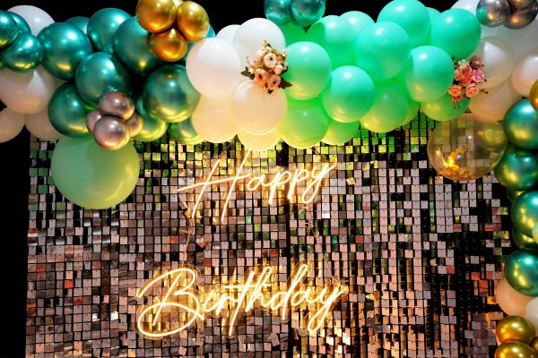 Transform your space into a dreamy wonderland with our exquisite golden, green, and white balloons.