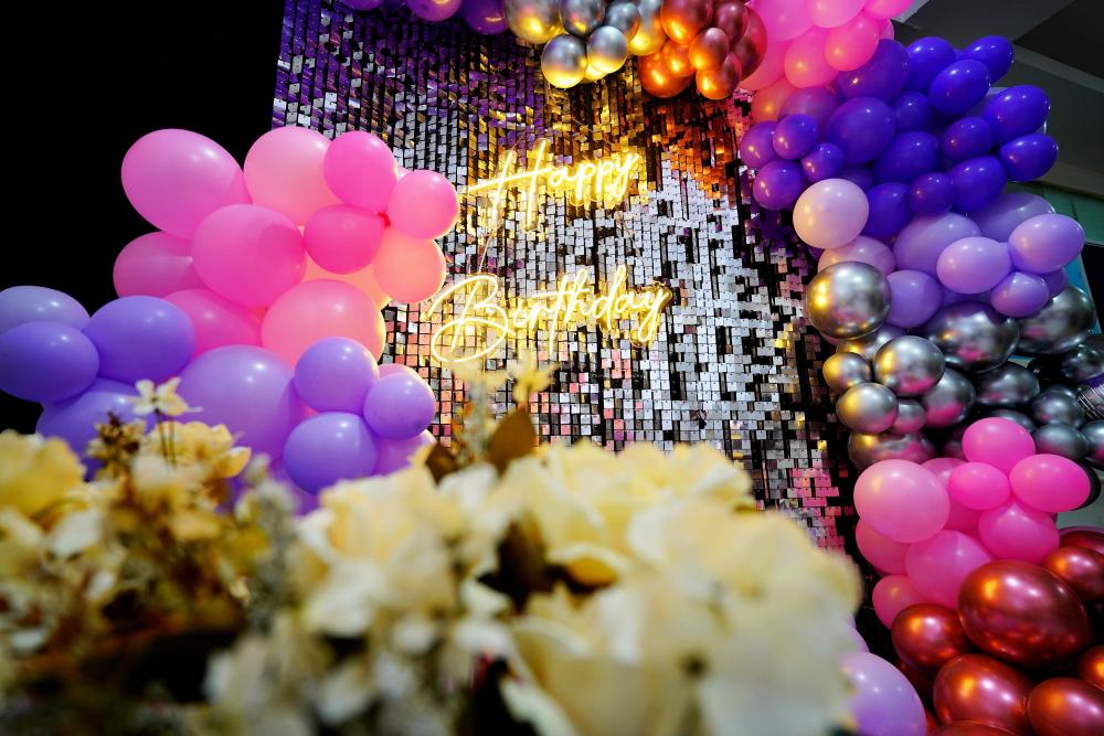 The silver shimmery sequins with a blend of party balloons will steal a show for sure.