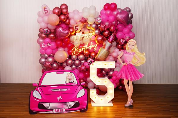Mesmerizing balloon backdrop comes with pink, white, and magenta-coloured hues.