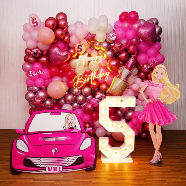 Glamorous foil balloon accents add more pop to the kid's birthday celebrations.