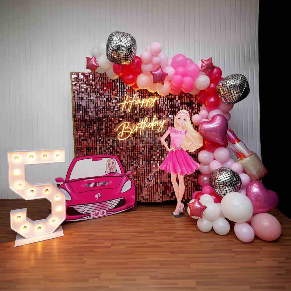 The radiant glow of a Happy Birthday neon light combined with shimmer decor gives a dazzling look.