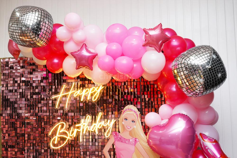 Eye-catching disco foil balloons add an extra dose of glitz and glamour.