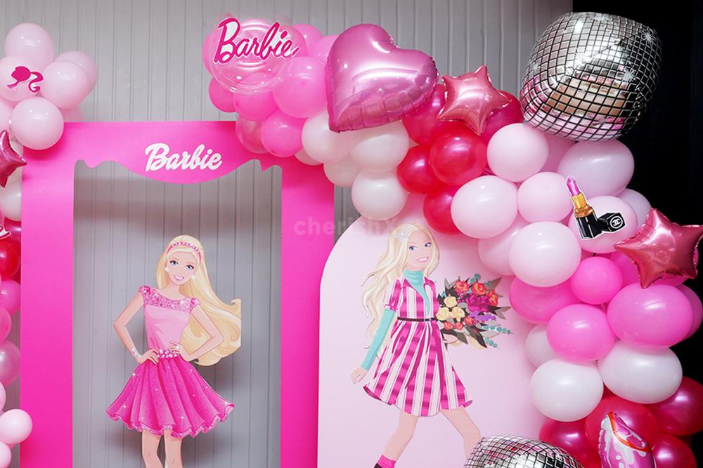The disco foil balloons and macaron balloons give a more dazzling look.