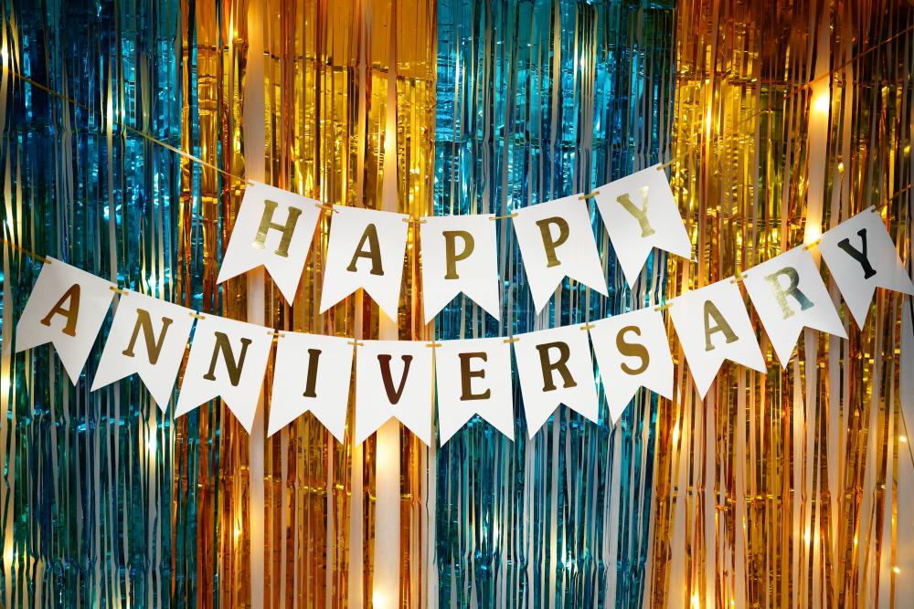 Personalize your anniversary decor with LED lights, welcome boards, theme invites, and more to add your own unique touch to the gold skyline decorations.