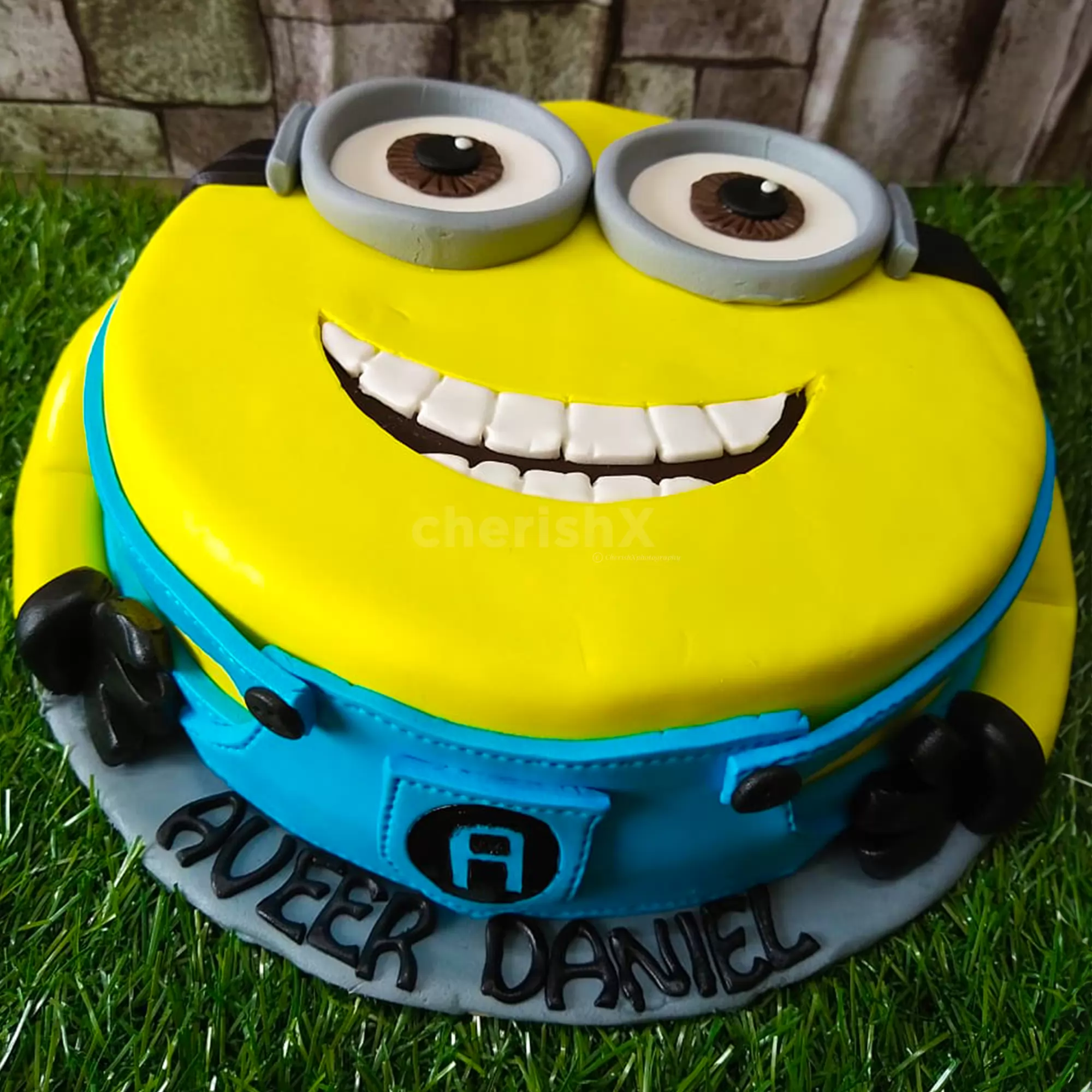 Order Online Funny Minion Cake for your Cartoon Lover