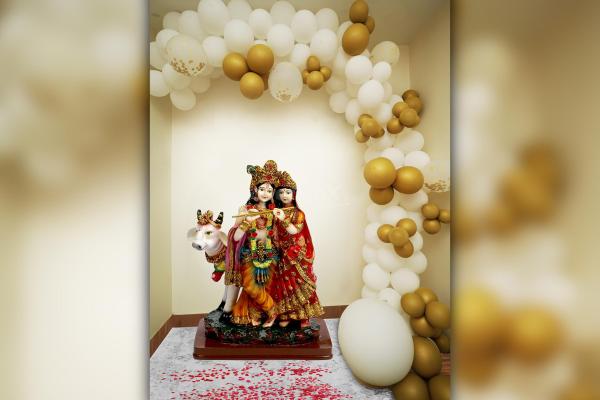 Elevate your Janmashtami with our enchanting White and Gold Balloon Decor, a symbol of spirituality and peace.