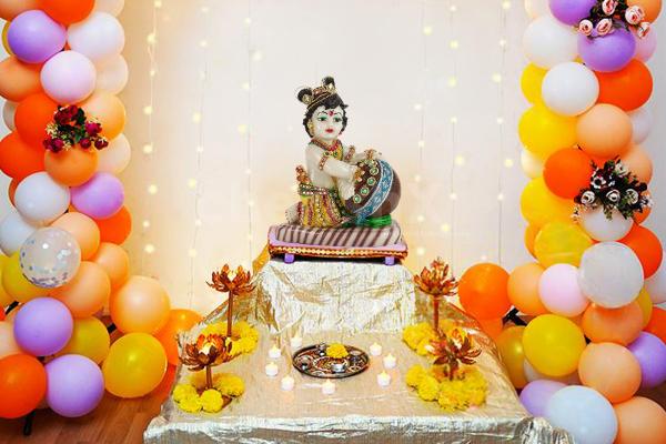 Pastel balloons harmoniously blend with the elegance of overall decor and increase the spiritual aura of our Krishna-themed decor.