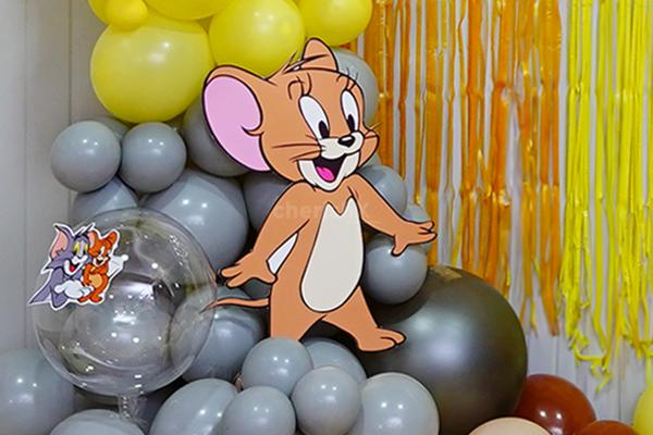 The Tom and Jerry cutouts bring more playful spirit to the party.