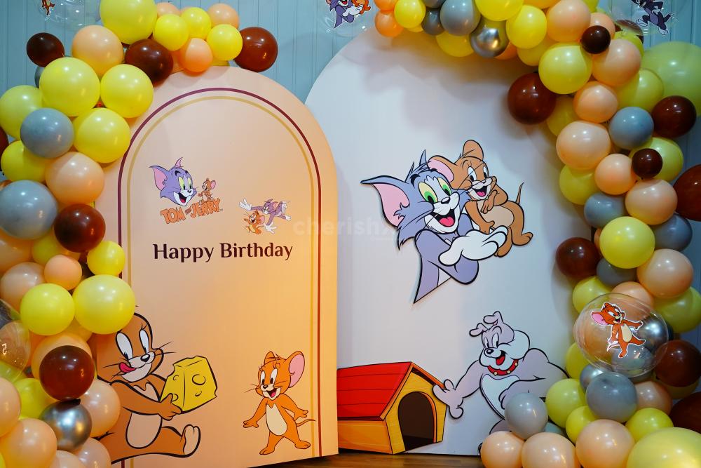 Our premium decorations feature adorable paper cutouts of Tom & Jerry characters on bubble balloons, adding charm to the party setup.