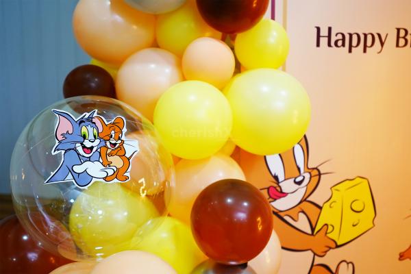 Bring the beloved Tom & Jerry to life with our sun board cutouts and base stands, setting the stage for interactive fun.