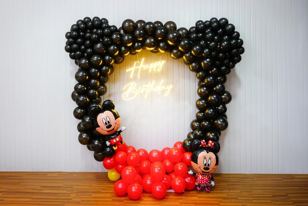 This adorable mickey mouse birthday decor comes with a Ring stand.