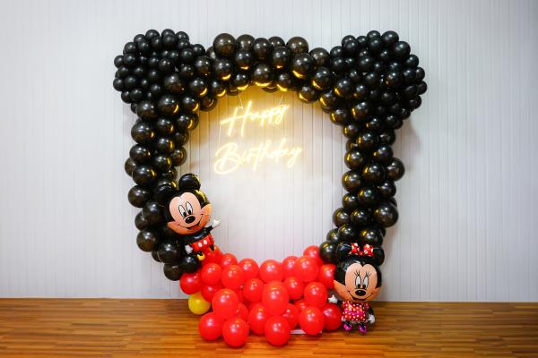 This adorable mickey mouse birthday decor comes with a Ring stand.