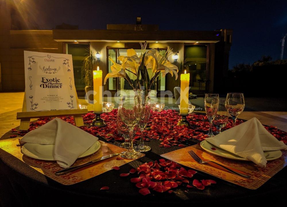 Savour the flavours of love under the stars with our harmoniously decorated candlelight table.