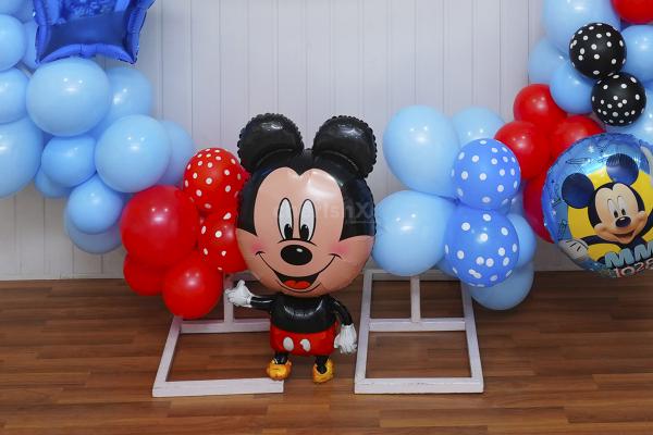 Our Sparkling Blue Balloon Decoration brings Disney's charm alive with the Happy Birthday Mickey bunting and a mesmerizing display of balloons.