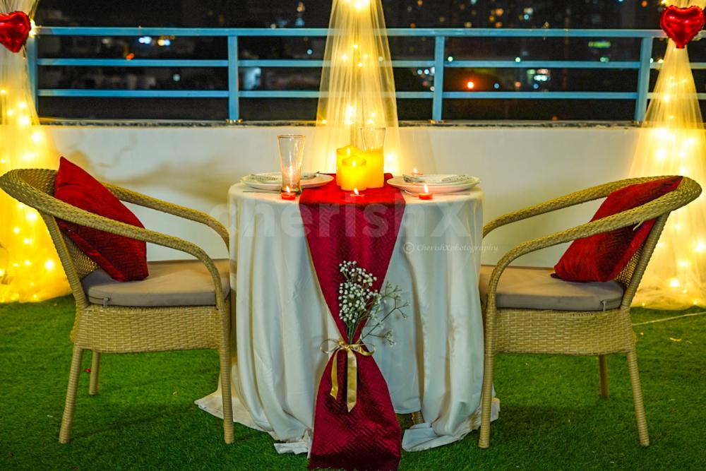 LED lights, hanging lamps, and surprise-filled wooden creations add a touch of romance to your special date.