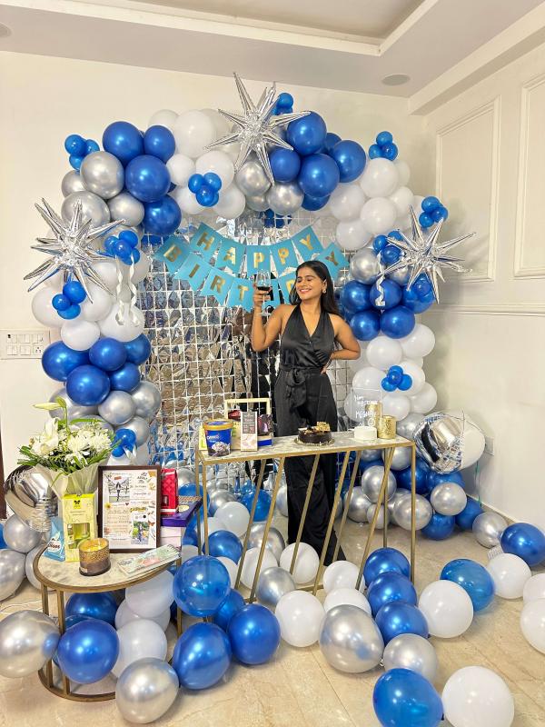 Add a touch of elegance and glamour to your celebration with this birthday backdrop.