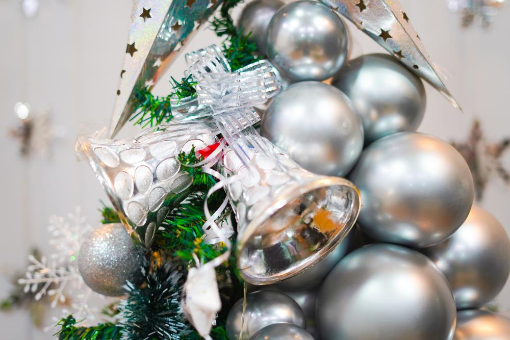 A perfect centerpiece for Christmas celebration adorned with silver 3D snowflakes, and silver balls.