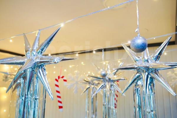 This ceiling decoration will add to a sparkling and elegant Christmas ambiance.