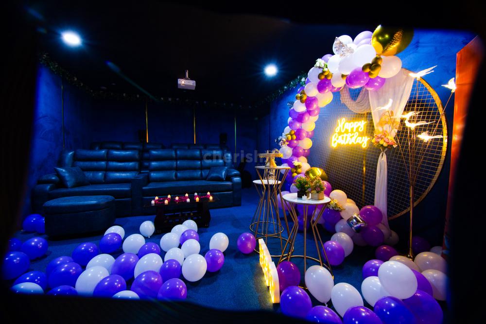 Captivating ring backdrop with stylish balloon arrangement at Show City's private movie night.
