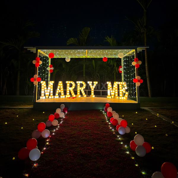 The dreamy set-up is enchanting and features LED "M.A.R.R.Y. M.E." letters