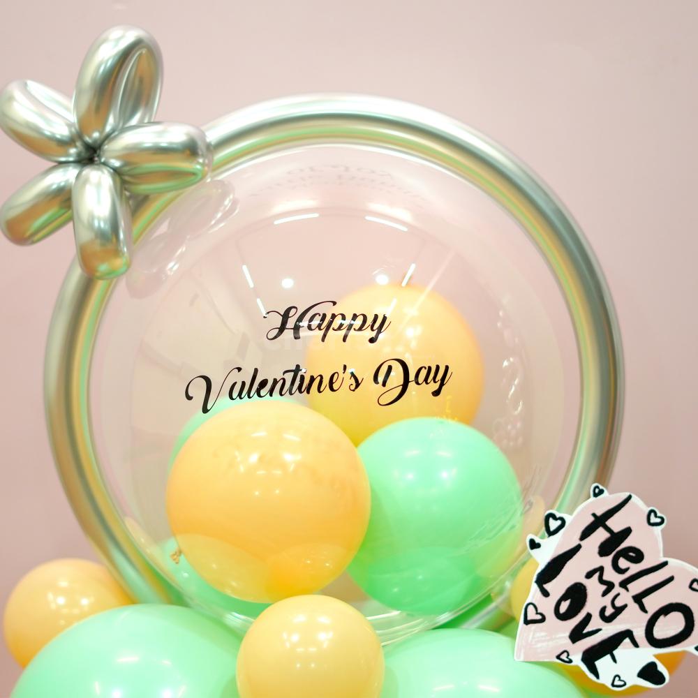 It's all about the pastel green and yellow balloons tied together