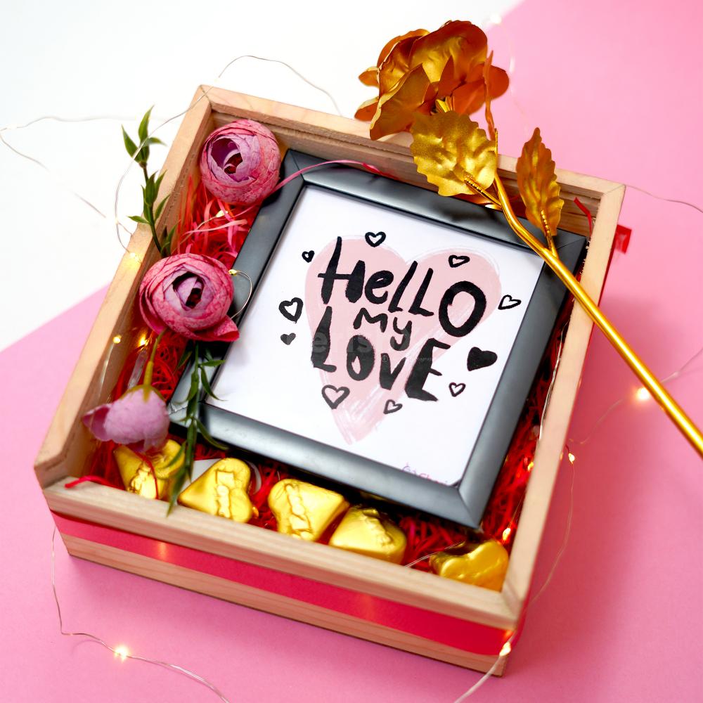 The perfect embodiment of romance, this box houses an array of treasures to express your love.
