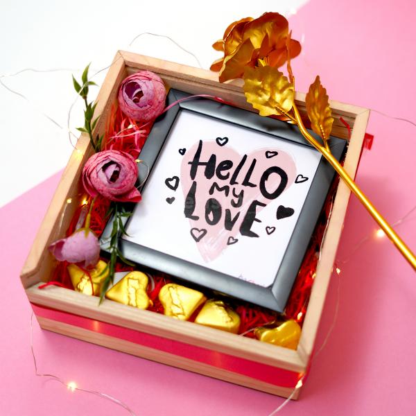 The perfect embodiment of romance, this box houses an array of treasures to express your love.