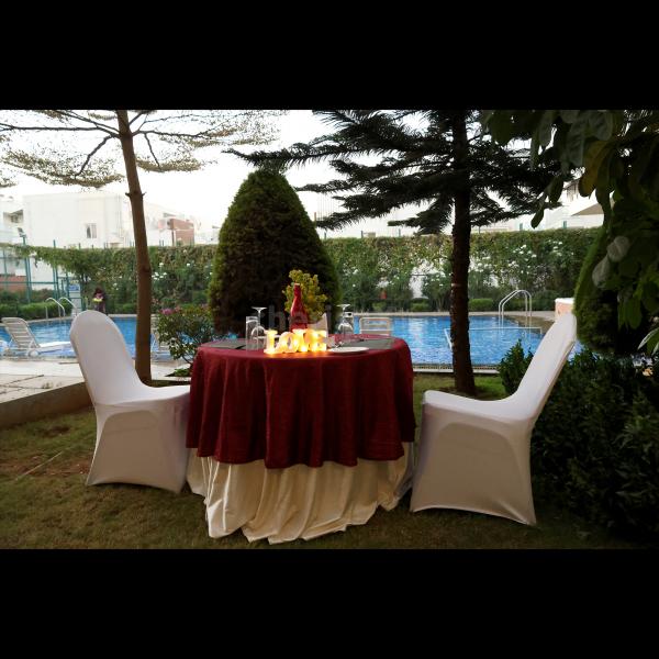 Simple poolside candle light dinner ideas for couples