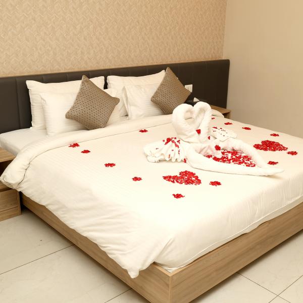 Romantic hotel room decoration ideas for him & her